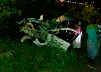 Funcionário público e ex-goleiro morre após carro bater em caminhão, ser atingido por carreta e cair em ribanceira