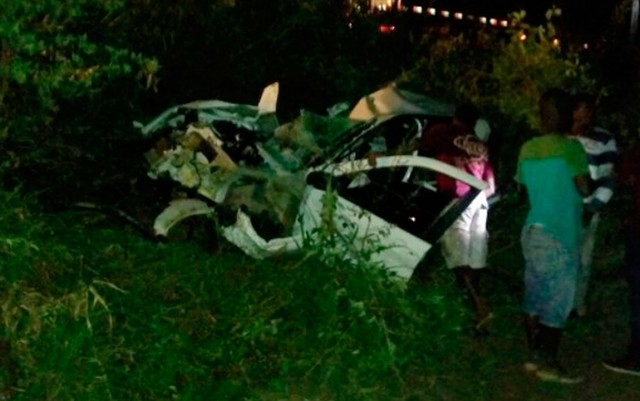 Funcionário público e ex-goleiro morre após carro bater em caminhão, ser atingido por carreta e cair em ribanceira