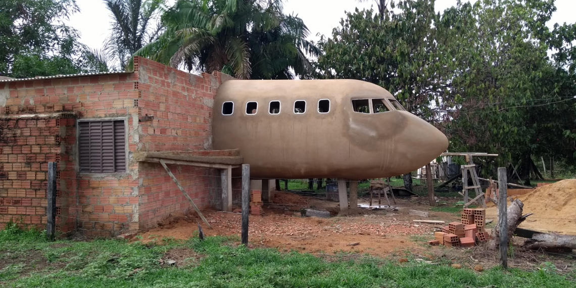 Idoso constrói casa em formato de avião e faz sucesso na web: ‘sonho de uma vida’