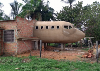 Idoso constrói casa em formato de avião e faz sucesso na web: ‘sonho de uma vida’