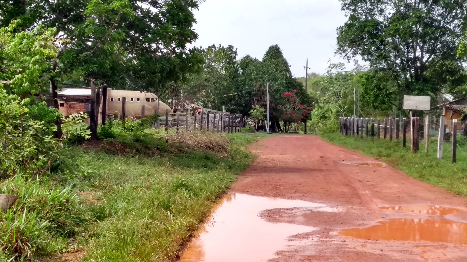 Idoso constrói casa em formato de avião e faz sucesso na web: ‘sonho de uma vida’