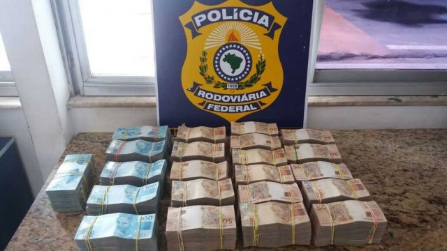 Polícia acha R$ 700 mil em dinheiro dentro de mala transportada em ônibus