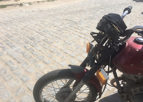 Acidente entre moto e caminhão deixa motociclista gravemente ferido, em Santaluz