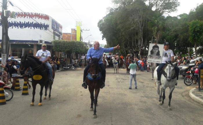 Serrinha – Senador Otto Alencar é homenageado na abertura da vaquejada pela aprovação da PEC 304  