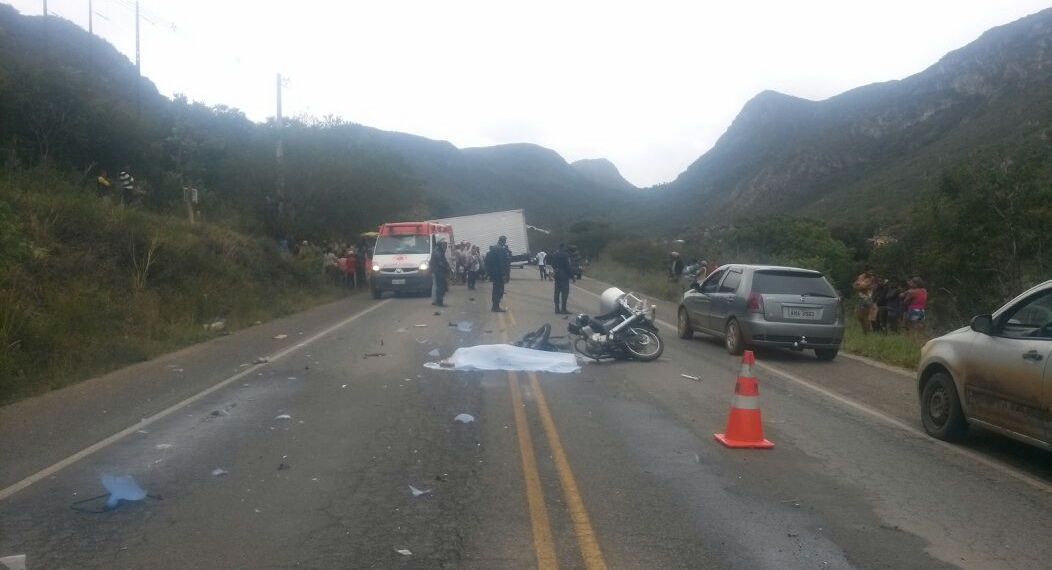 Motociclista morre em colisão com caminhão na BR-324 em Jacobina