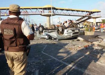 Homem morre após carro que dirigia capotar e colidir contra poste