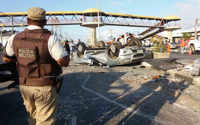 Homem morre após carro que dirigia capotar e colidir contra poste