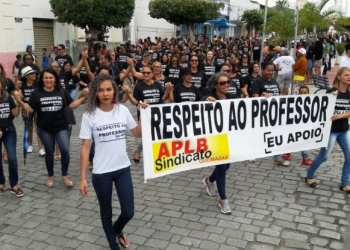 Queimadas – Professores se vestem de preto em protesto no desfile de 07 de Setembro