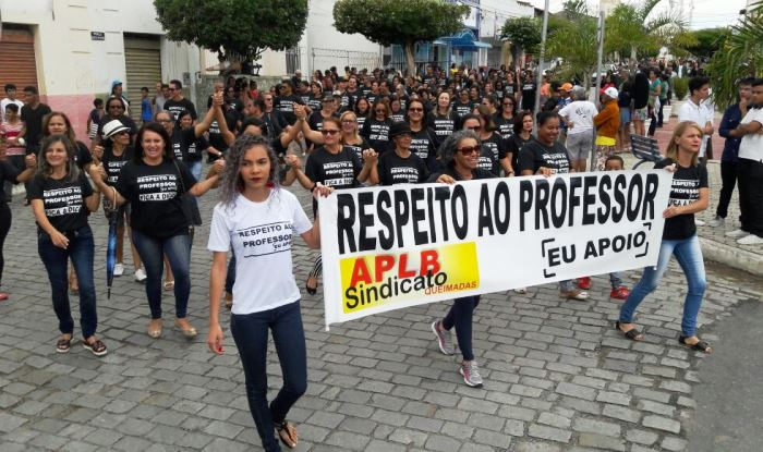 Queimadas – Professores se vestem de preto em protesto no desfile de 07 de Setembro