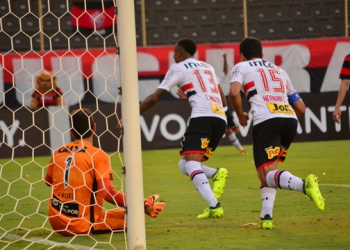 No duelo do pior mandante com pior visitante São Paulo levou a melhor contra o Vitória no Barradão