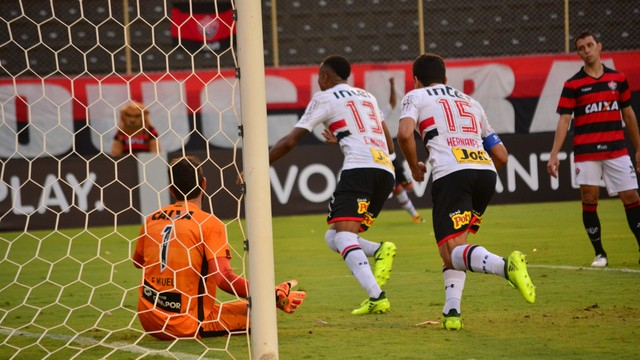 No duelo do pior mandante com pior visitante São Paulo levou a melhor contra o Vitória no Barradão