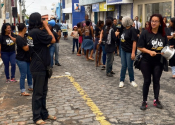 Serrinha – Grupo de servidores municipais faz ‘panelaço’ nas ruas em protesto contra a gestão pública