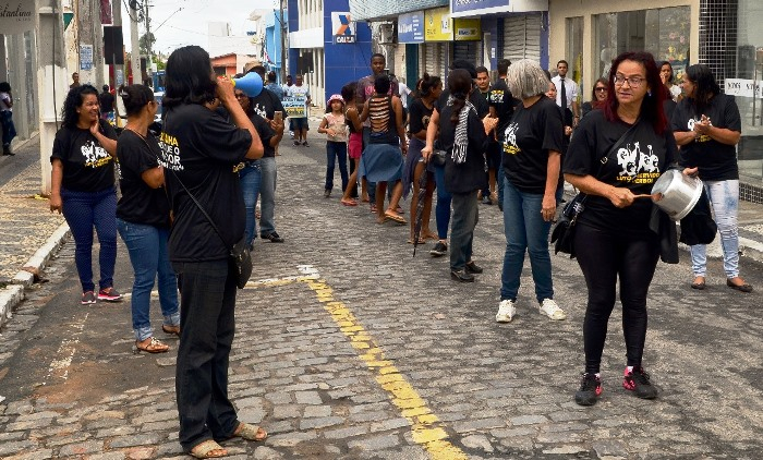 Serrinha – Grupo de servidores municipais faz ‘panelaço’ nas ruas em protesto contra a gestão pública