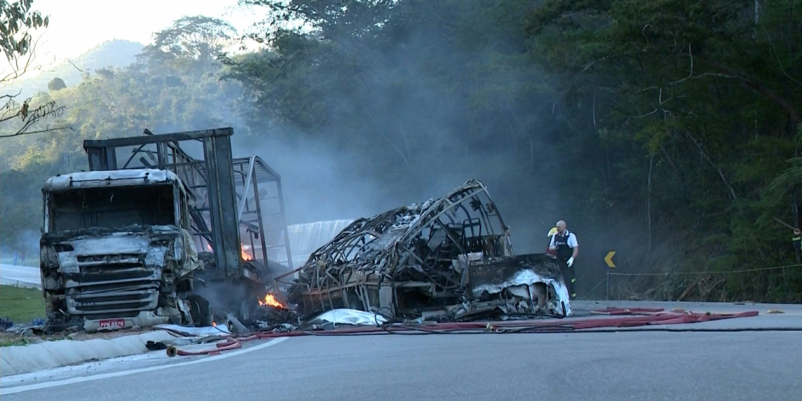 Acidente com 4 veículos mata 11 integrantes de grupo de dança