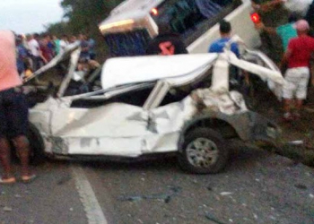 Uma pessoa morre em acidente envolvendo ônibus que transportava universitários na BA 052