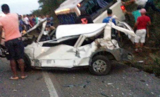 Uma pessoa morre em acidente envolvendo ônibus que transportava universitários na BA 052