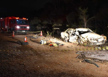 Batida entre van e carro deixa dois mortos e ao menos oito feridos na BR-116, em Vitória da Conquista