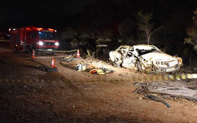 Batida entre van e carro deixa dois mortos e ao menos oito feridos na BR-116, em Vitória da Conquista