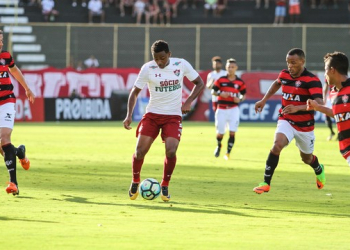 Vitória é salvo de mais uma derrota em casa com gol de Kanu aos 48 min do segundo tempo