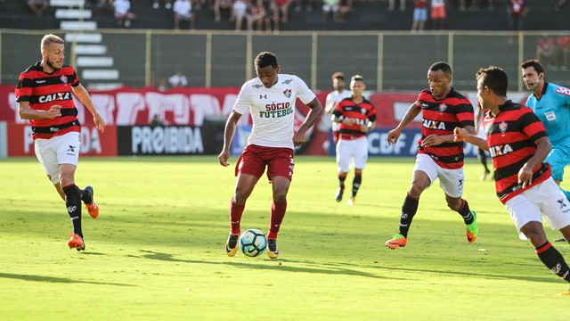 Vitória é salvo de mais uma derrota em casa com gol de Kanu aos 48 min do segundo tempo