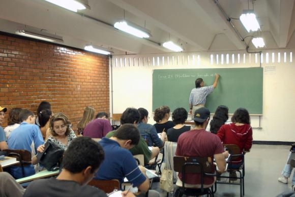 Carreira de professor desperta cada vez menos o interesse de jovens