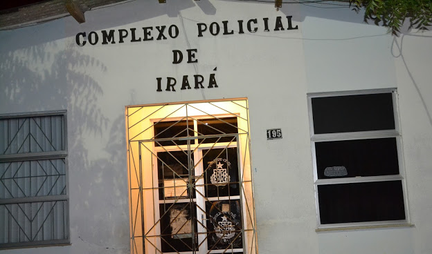 Bandidos arrombam delegacia e levam arma e coletes balísticos