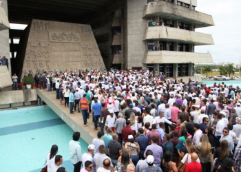 Com cofres quebrados, prefeitos fecham as portas das prefeituras e fazem manifestação em Salvador