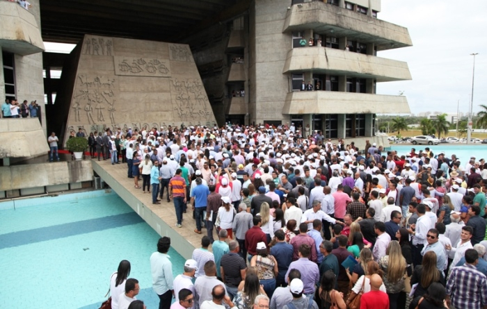 Com cofres quebrados, prefeitos fecham as portas das prefeituras e fazem manifestação em Salvador