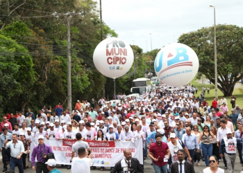 Com cofres quebrados, prefeitos fecham as portas das prefeituras e fazem manifestação em Salvador