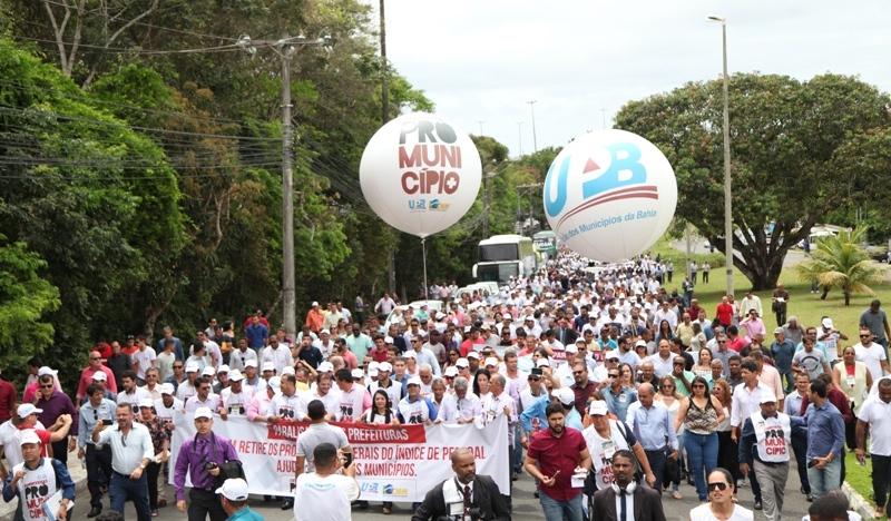 Com cofres quebrados, prefeitos fecham as portas das prefeituras e fazem manifestação em Salvador