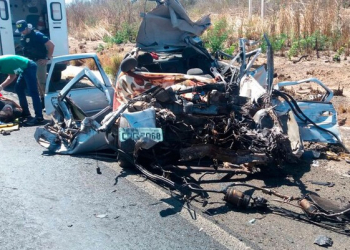 Batida entre carreta e carro de passeio deixa dois mortos e um ferido na BR-242, no oeste da BA