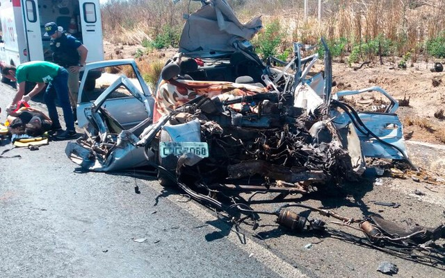 Batida entre carreta e carro de passeio deixa dois mortos e um ferido na BR-242, no oeste da BA