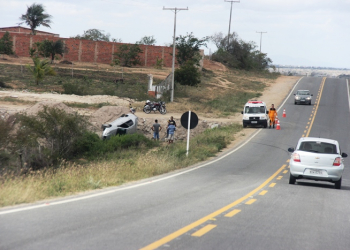Carro sai da pista e capota pelo menos duas vezes na BA 120