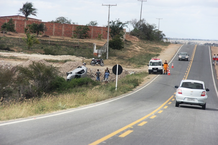Carro sai da pista e capota pelo menos duas vezes na BA 120