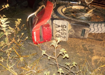 Homem morre ao colir moto em cancela de fazenda
