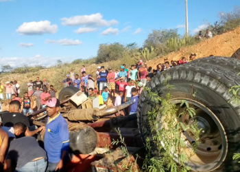 Capotamento de caminhão na BR 235 deixa um morto e dois feridos