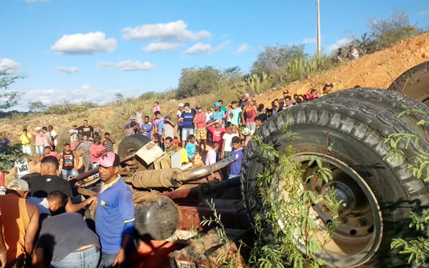 Capotamento de caminhão na BR 235 deixa um morto e dois feridos