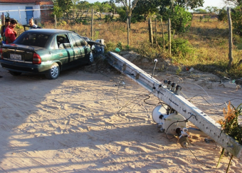 Coité – Motorista perde controle de veículo e bate em poste de rede elétrica