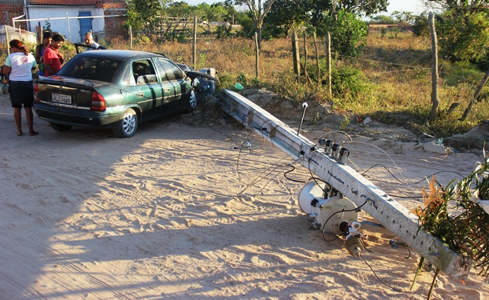 Coité – Motorista perde controle de veículo e bate em poste de rede elétrica