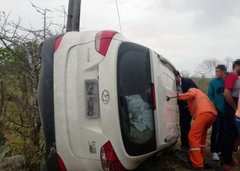 Advogada perde controle e tomba veículo na BA-120, entre Santaluz e Queimadas