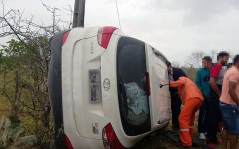 Advogada perde controle e tomba veículo na BA-120, entre Santaluz e Queimadas