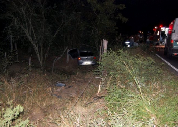 Acidente na BA 130 deixa três feridos;Gol saiu da pista em colidiu em cerca