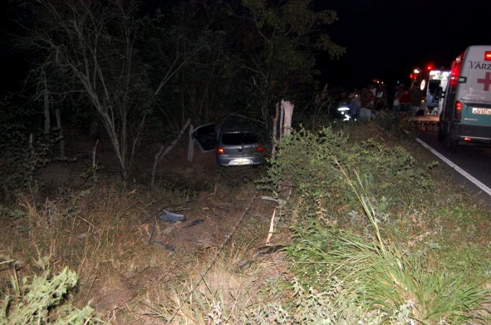 Acidente na BA 130 deixa três feridos;Gol saiu da pista em colidiu em cerca