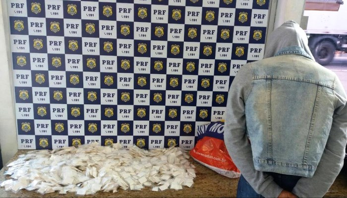 Mulher é presa com mais de 2 mil papelotes de cocaína em Vitória da Conquista; droga estava sendo levada para Monte Santo