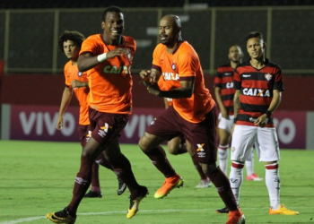 Em jogo de duas viradas, Vitória perde mais uma jogando em casa