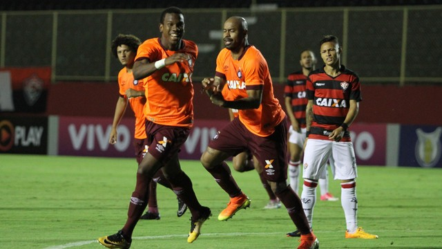 Em jogo de duas viradas, Vitória perde mais uma jogando em casa