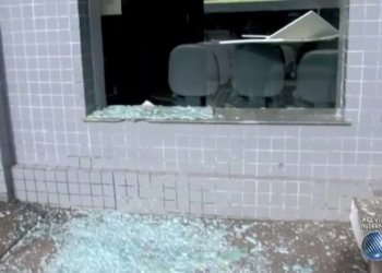 Criminosos explodem cofre de agência e tiros atingem sede de prefeitura na Bahia