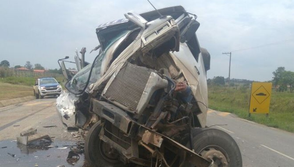 Motorista sai ileso de acidente que deixou cabine de caminhão destruída