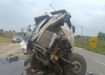 Motorista sai ileso de acidente que deixou cabine de caminhão destruída