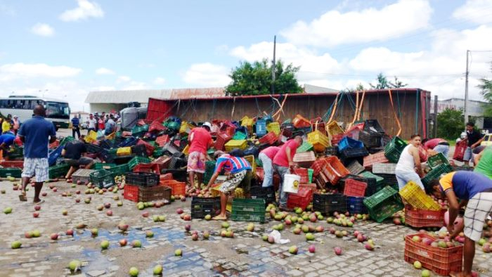 Caminhão carregado de mangas tomba na BR 407;motorista saiu ileso mas ficou revoltado pelo saque da carga